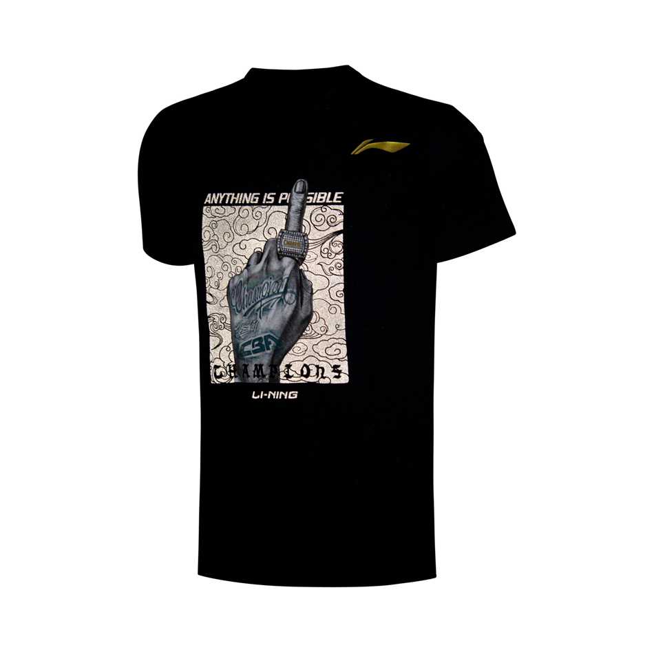 疆耀九州:回眸新疆飞虎首夺CBA总冠军的荣耀战袍与征尘 闪光灯下的T恤正面瞬间被点亮,反光材质让冠军手势如霓虹灯般闪耀,成为人群中最亮的光点。