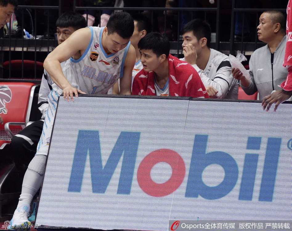 李根在队医的搀扶下，艰难地迈步离开球场，他的右腿不敢用力，背影写满了不甘与失落，全场球迷为之揪心。