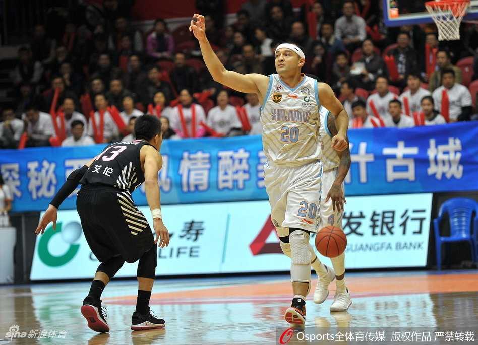 新疆外援亚当斯如孤胆英雄般撕裂防线，正是他在下半场的疯狂爆发，带领球队从近三十分的深坑中一步步艰难爬出。