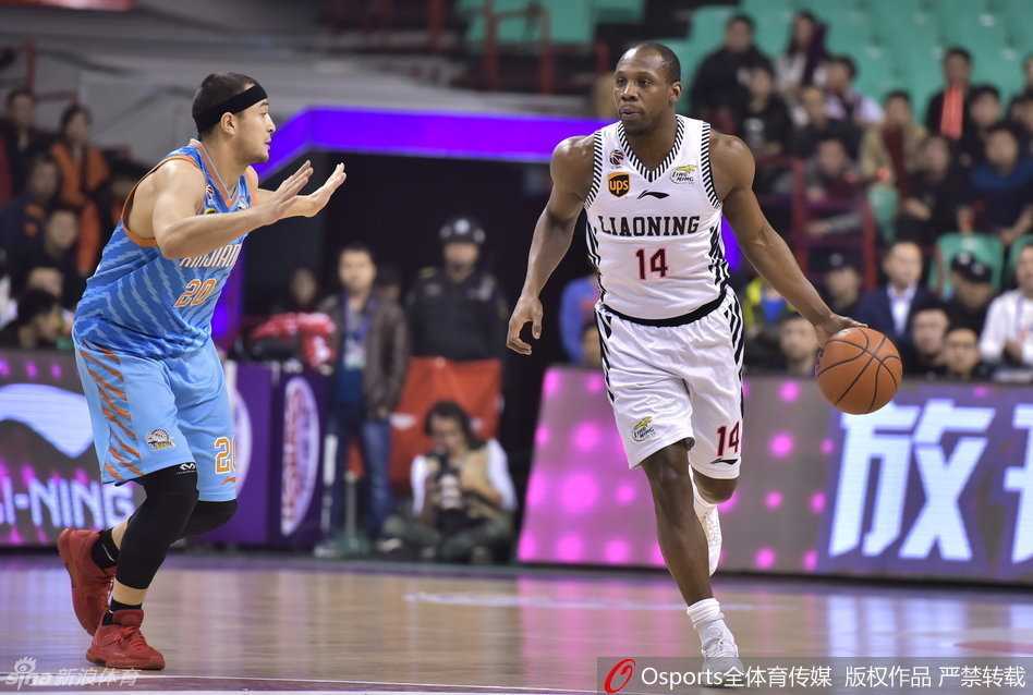 疆辽大战经典瞬间 那些年我们追过的男篮热血对决 力劈华山韩德君在新疆禁区高高跃起完成双手暴扣,他怒吼着宣泄情绪,这一刻他是辽宁男篮最依仗的内线霸主。