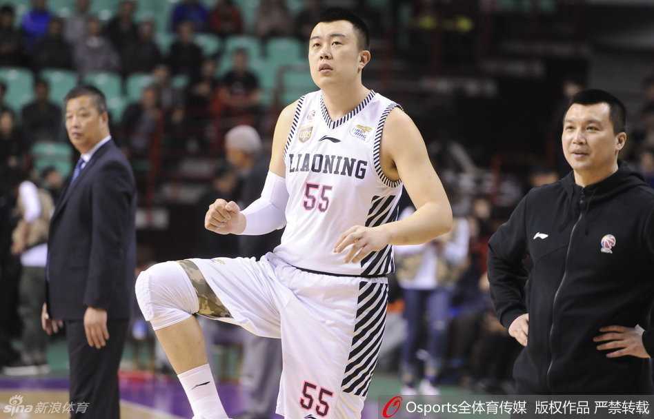 疆辽大战经典瞬间 那些年我们追过的男篮热血对决 热身时刻赵继伟用他特有的灵性指挥着队友跑位,一旁的韩德君憨笑着放松肌肉,两人这一静一动的组合正是辽宁男篮的节奏基石。