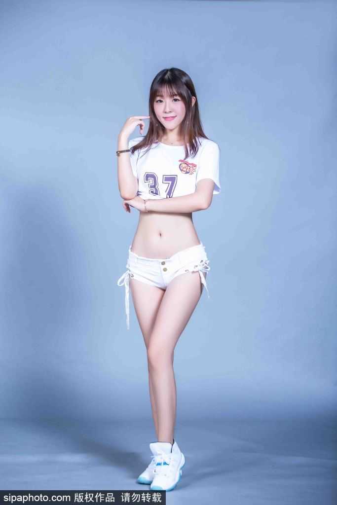 白衣热舞正青春:解码广东宏远啦啦队的赛场内外 手持金色花球的宝贝绽放灿烂笑容,热力感染全场