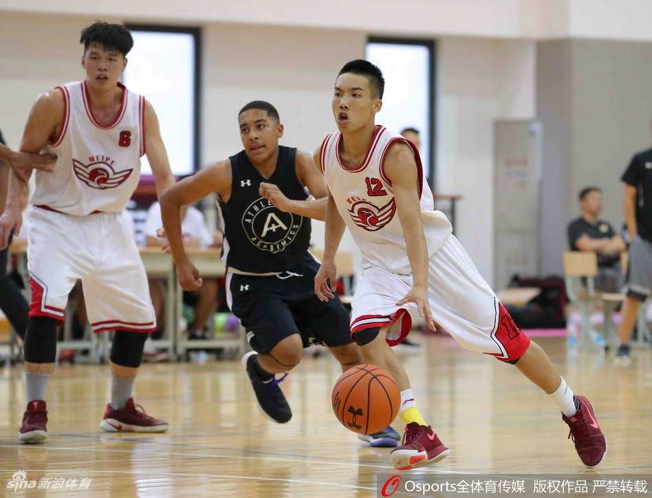 比赛结束的哨声吹响，美国队的球员们激动地拥抱在一起，金色的头发在灯光下飞舞，他们的欢呼声与回浦队员落寞的背景形成了鲜明对比。