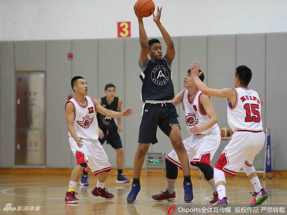 在激烈的拼抢中，篮球被高高挑起，数只手同时伸向空中的球，中美球员的身体在空中对抗，肌肉的碰撞声仿佛穿透了画面。