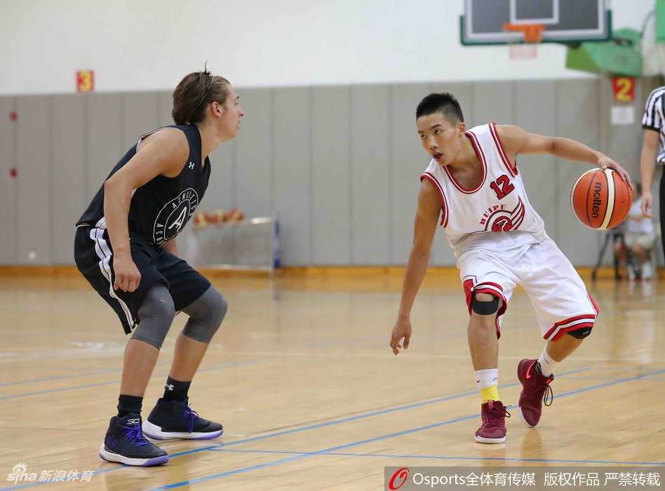 方佳晨低着头走向场边，汗水顺着发梢滴落，身后的巨大比分牌显示着79:80，他的球衣上沾满了灰尘，记录着这场战斗的惨烈。