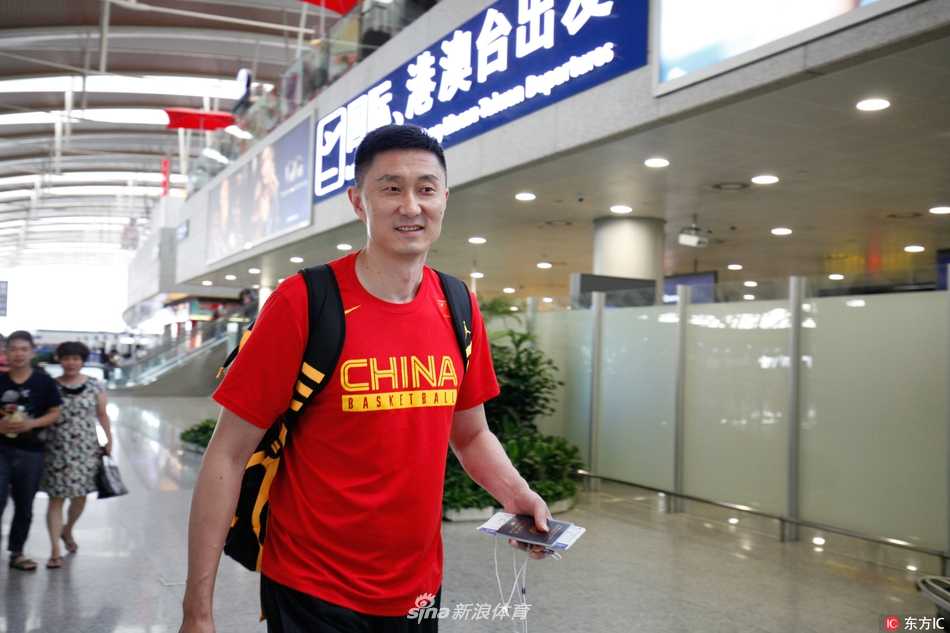 透过机场落地窗，可以看到队员们正在传送带旁等待行李，窗外的萧瑟冬景与室内的暖光交织，记录下抵达异乡的瞬间。