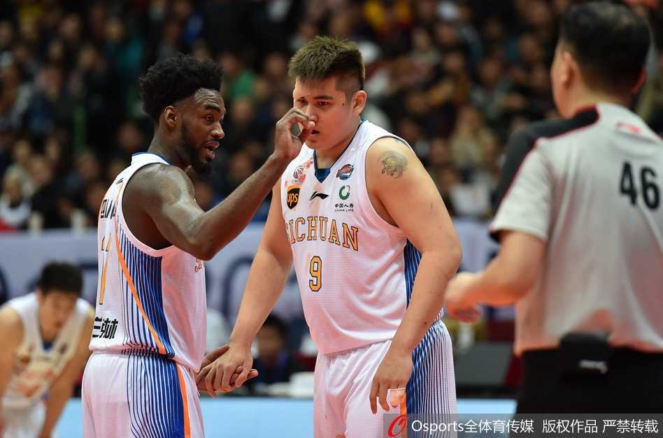 眉骨开裂血染战袍 四川内线徐煜峰浴血奋战的夜晚 徐煜峰在篮下卡位瞬间,眼神坚毅,肌肉线条紧绷,准备迎接辽宁外援的冲击