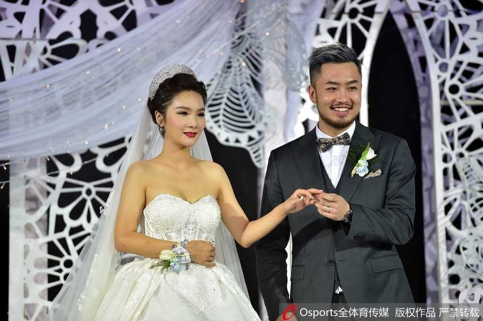 执手一生，新人在婚礼舞台上深情拥吻，定格最甜蜜浪漫的幸福瞬间