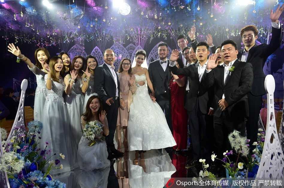 帅气逼人，周琦与帅气新郎及伴郎团合影，西装笔挺尽显型男魅力