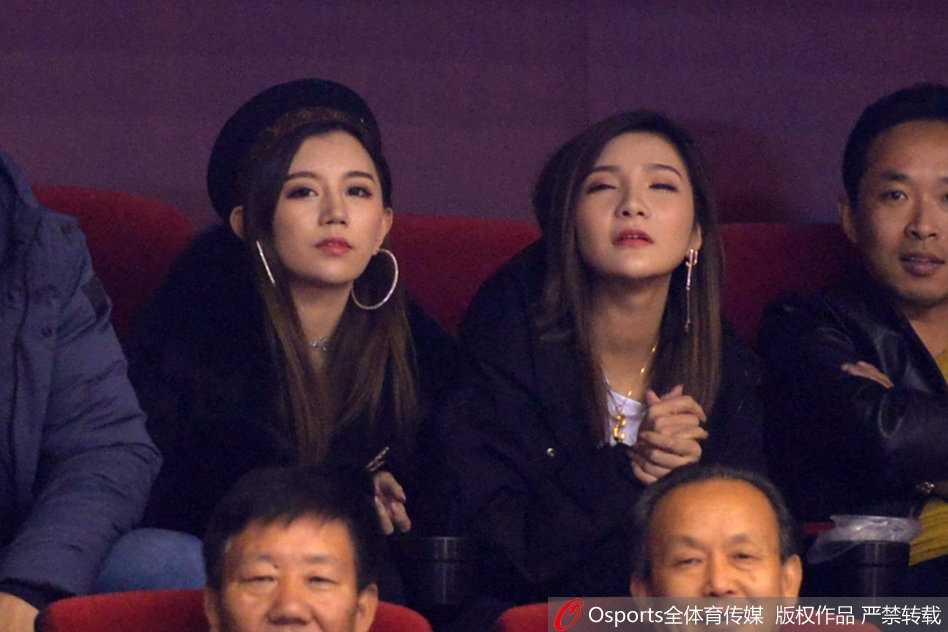 睢冉的爱妻身着休闲冬装，安静地坐在观众席前排，目光紧紧追随着球场上奔跑的丈夫，眼神里满是支持与关切，仿佛能穿透激烈的对抗，给予他无声的力量。