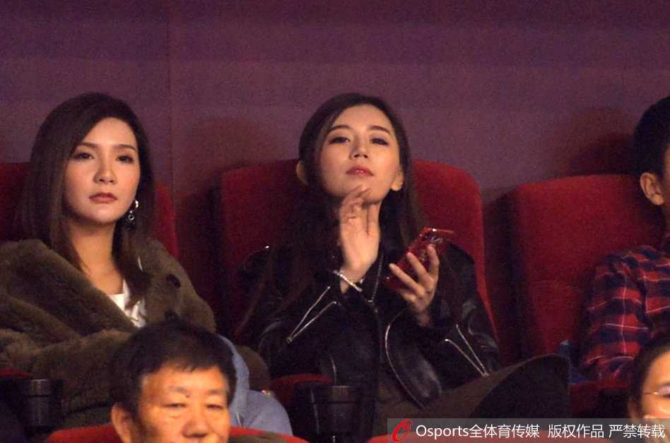 丁彦雨航女友李莎莎随人群起身欢呼，脸上洋溢着自豪与喜悦，她美丽的身影与球场上的胜利光芒交相辉映。