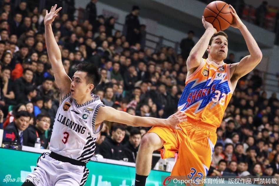 瞬息永恒|赛季卡位战的激情与呐喊 哈德森犹如闪电般掠过防守,在三人合围之前将皮球高高抛起,篮筐在这一刻仿佛为他倾倒。