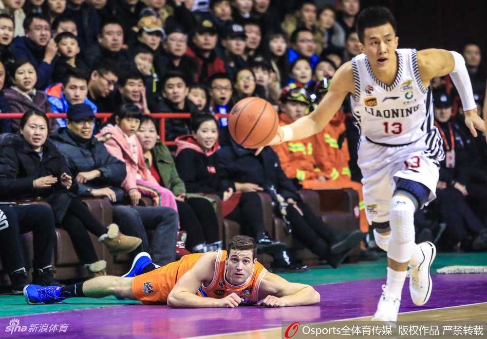 瞬息永恒|赛季卡位战的激情与呐喊 弗格在加时赛命中关键三分后仰天长啸,手臂上的肌肉线条紧绷,仿佛要将整个赛季的压力在这一刻尽情释放。