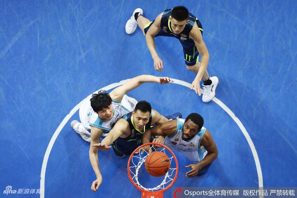 瞬息永恒|赛季卡位战的激情与呐喊 北京首钢的球员们围成一圈,翟晓川挥舞着手臂激情演讲,每个人的眼神都坚定如铁,团队的力量在这一刻凝聚成光。