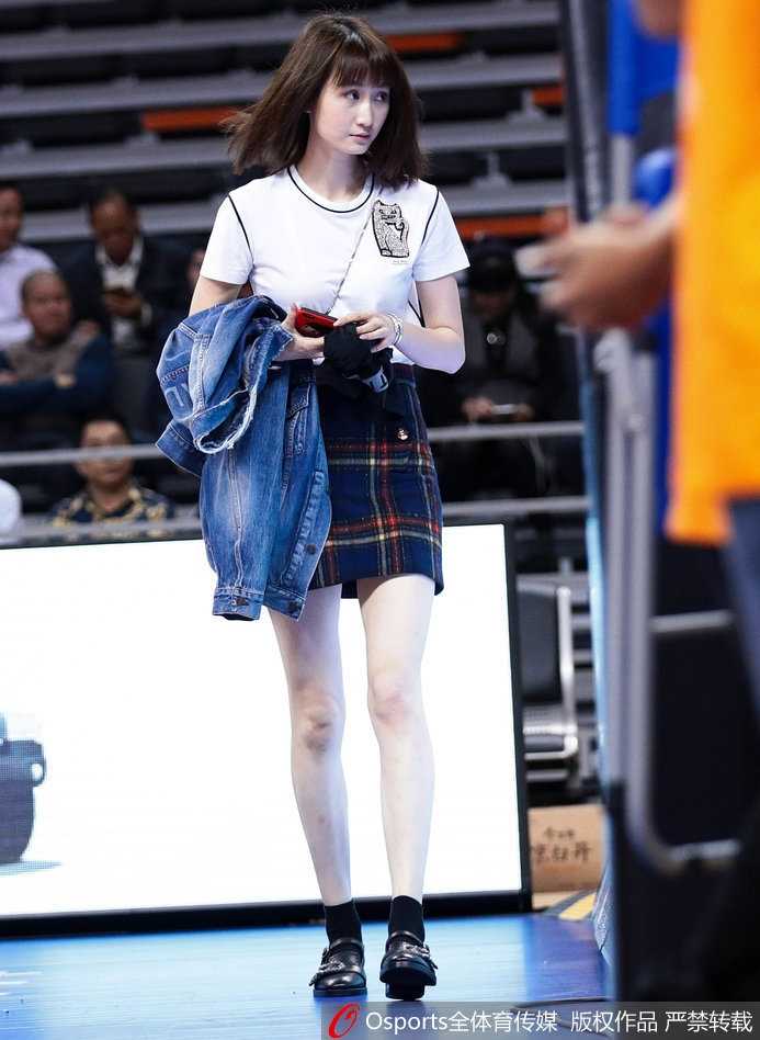 孙桐林妻子在看台上为丈夫加油助威，即使身处喧闹的客场，她依然挥舞着手中的助威棒，眼神清澈而坚定，仿佛整个球场只有他一人