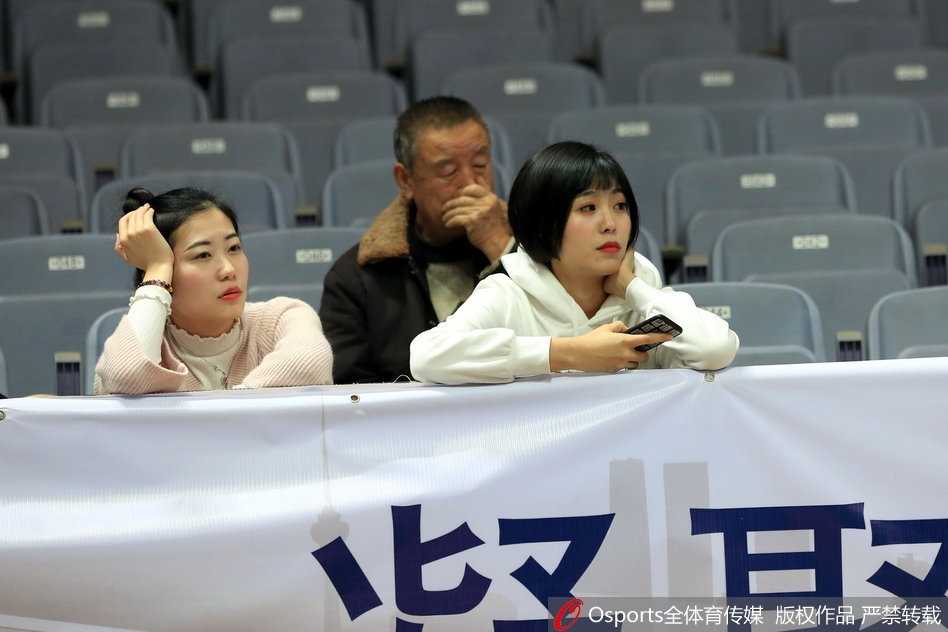 阳光穿过球馆穹顶，洒在一张精致的侧脸上。这位美女球迷正全神贯注地盯着赛场，连被摄像机悄悄捕捉都浑然不觉，纯净的气质与激烈的比赛形成绝美反差。