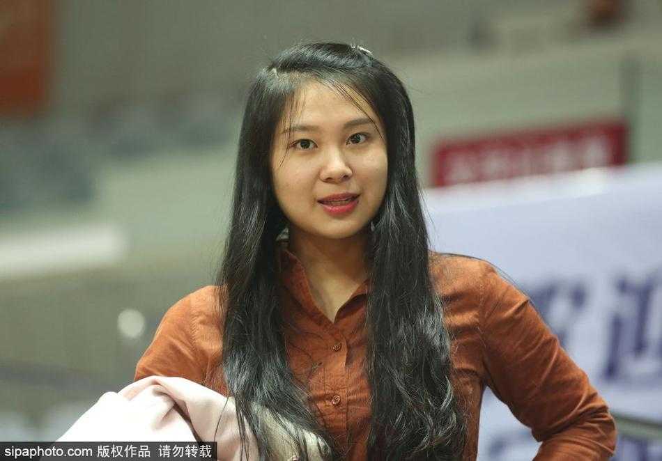 比赛还未开始，这位长发披肩的美女已经找好了最舒适的观赛姿势，她托腮凝望，仿佛在思考今晚的战术走势，又或者只是在享受这大战前夕难得的宁静时光。