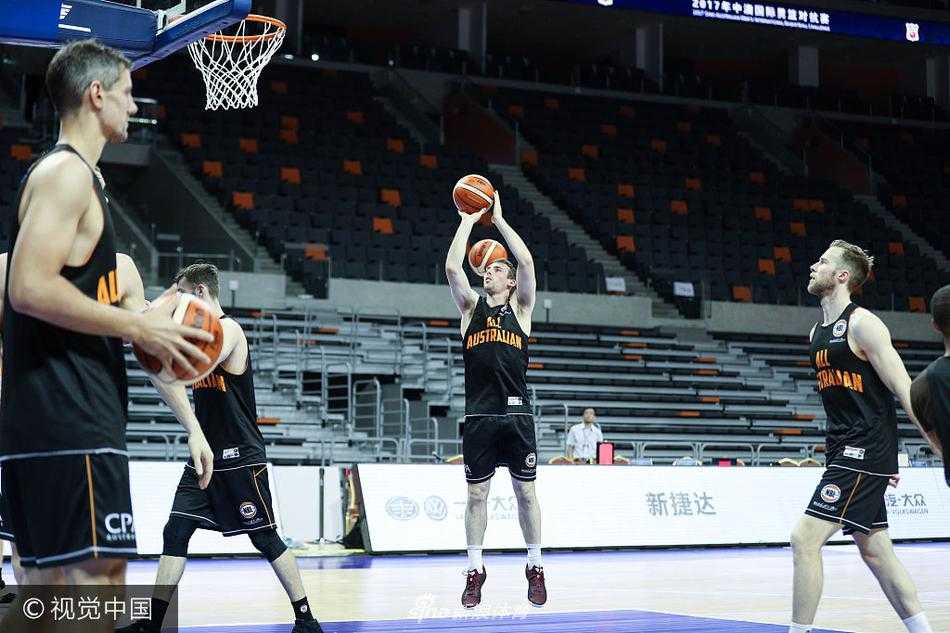 澳洲壮汉们在东莞体育馆挥汗如雨，每一次运球都带着蓄势待发的力量感。
