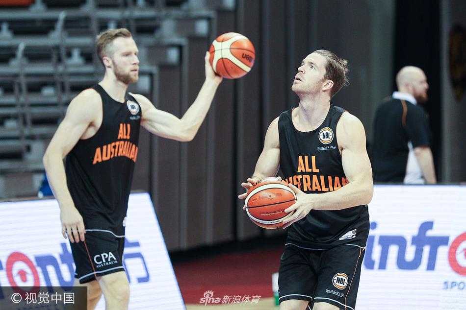 汗水浸透球衣的澳大利亚球员专注进行罚球练习，为激烈的对抗积蓄能量。