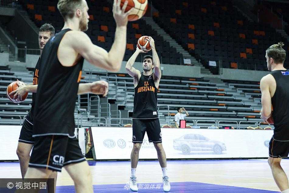 教练组在场边神情专注地观察跑位，白板上的战术图预示着即将到来的恶战。