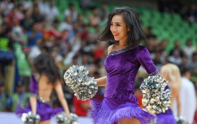 篮球宝贝回眸一笑，神韵气质神似歌手吉克隽逸