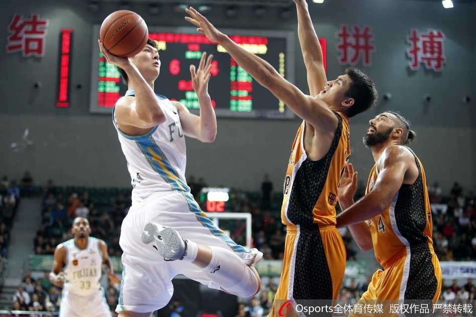 王哲林在山西队内线面前高高跃起，犹如擎天柱一般双手暴扣，篮筐都仿佛在震颤，现场球迷瞬间被点燃。