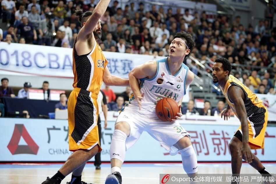 哈里斯背身单打斯科拉，他利用强壮的身体顶开防守，转身后仰跳投，动作一气呵成，展现了扎实的内线技巧。