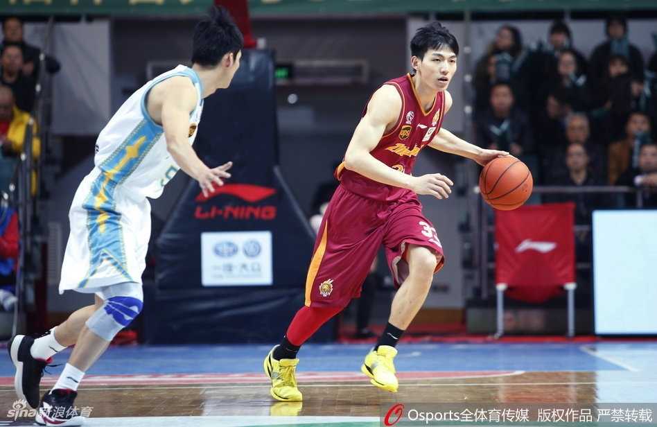 浙江队悍将斯托克斯在福建核心王哲林头顶摘板，他肌肉紧绷，用强悍的身体卡住位置，展现出了不可匹敌的内线统治力