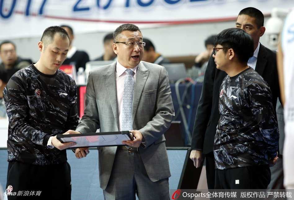 王哲林内线背打，他用力倚靠着防守球员，利用梦幻脚步转身抹入篮下，轻舒猿臂将球放入篮筐，这一球展现了本土内线的扎实技术