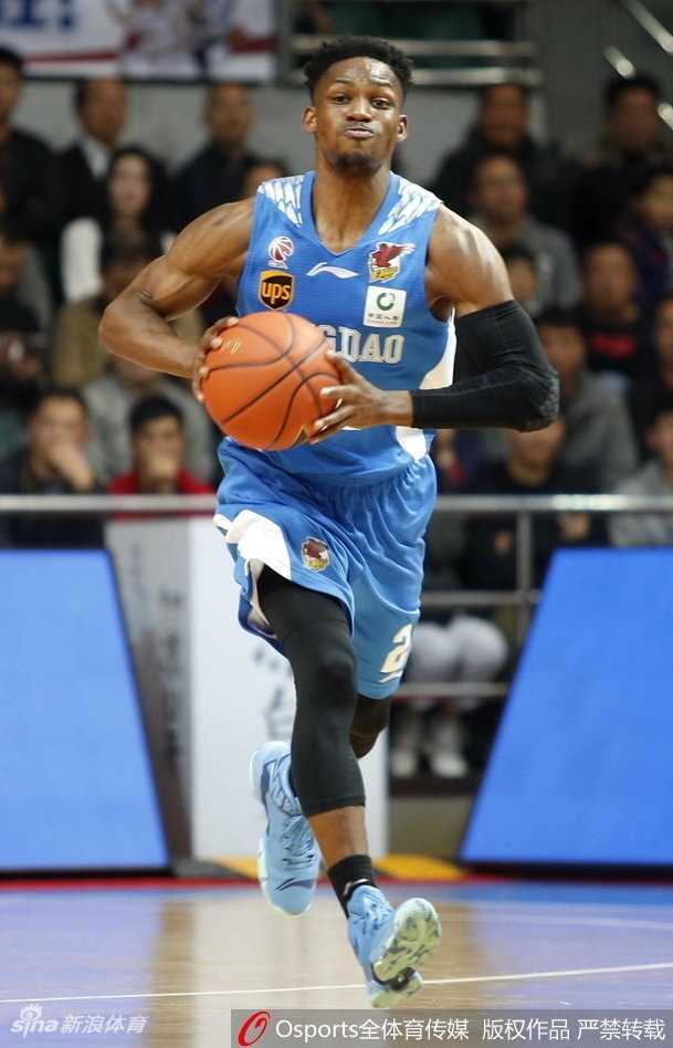 史密斯如蝴蝶穿花般突破重围，在三人包夹之下依然从容将球送入篮筐。