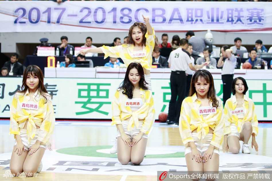 在聚光灯的追随下，啦啦队员们变换着队形，如波浪般起伏的身姿与手中挥舞的花球交相辉映，将赛场瞬间变成了华丽的舞台。