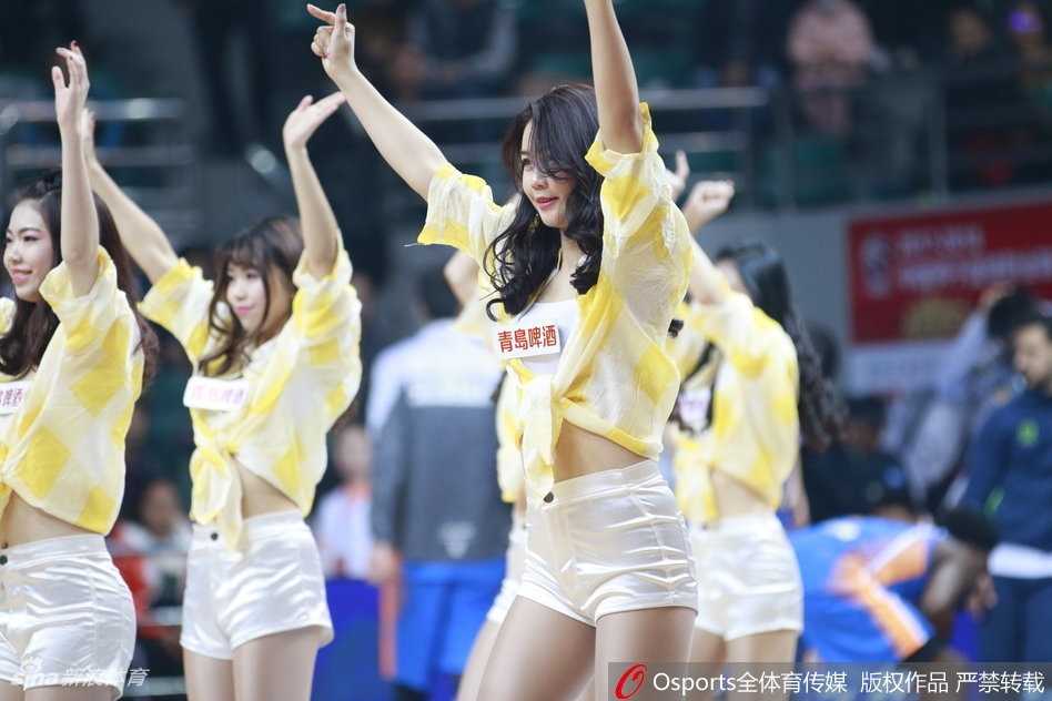 伴随着动感音乐的鼓点，福建啦啦队的女孩们瞬间点燃全场，她们的马尾辫在空中划出活力弧线，每一个动作都充满了张力与激情。