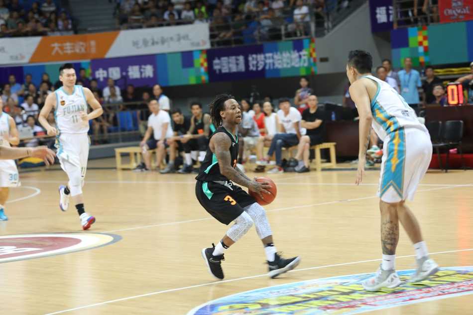 福建队中锋孙喆在篮下强起，面对多人包夹将球稳稳放入篮筐，展现出内线的绝对统治力