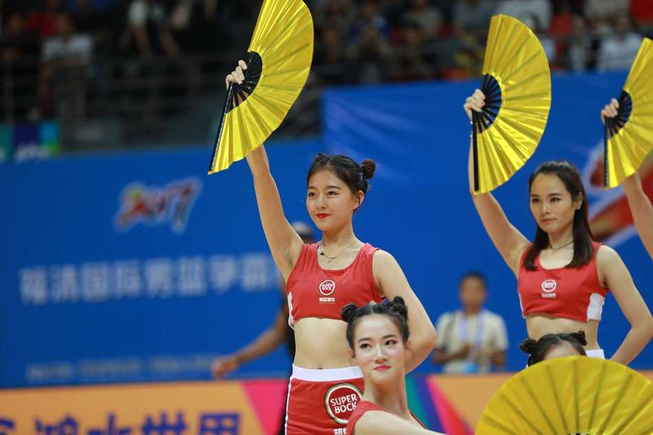 终场哨响，获胜的俄罗斯队员紧紧拥抱在一起，他们的欢呼声与现场观众的呐喊汇成一片欢乐的海洋，背后是失落的立陶宛球员落寞的背影。