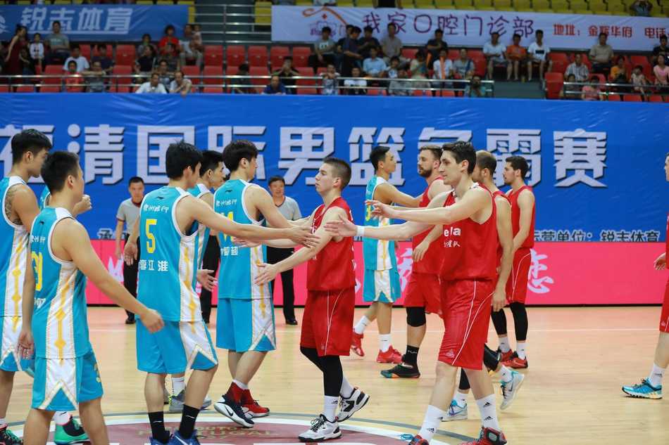 赵泰隆在对手严密防守下强行突破，他的眼神坚毅如炬，身形化作一道红色闪电直杀篮下。