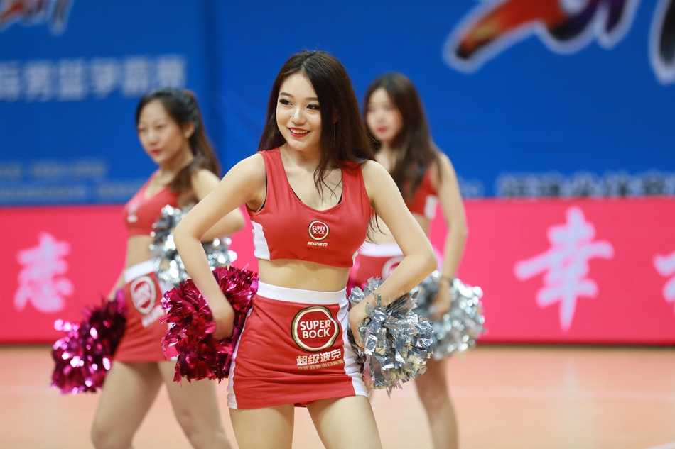 孙喆高高跃起摘下篮板，他在内线犹如巨人般掌控一切，身边的对手只能望球兴叹。