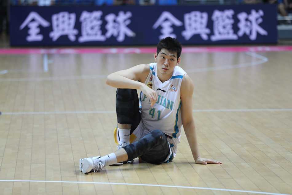 福建队球员在美国队员的严密防守下依然冷静出手，篮球划过一道优美的弧线飞向篮筐。