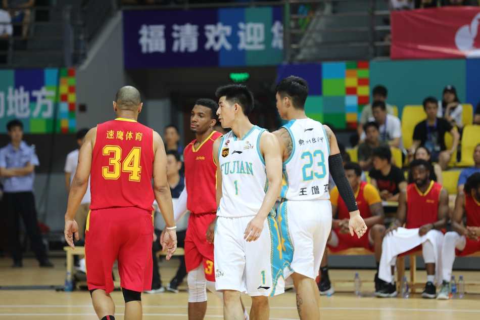 赛后，福建队的球员们围成一圈，互相击掌鼓励，笑容洋溢在每个人的脸上，他们身后的记分牌显示着96:89的最终比分。