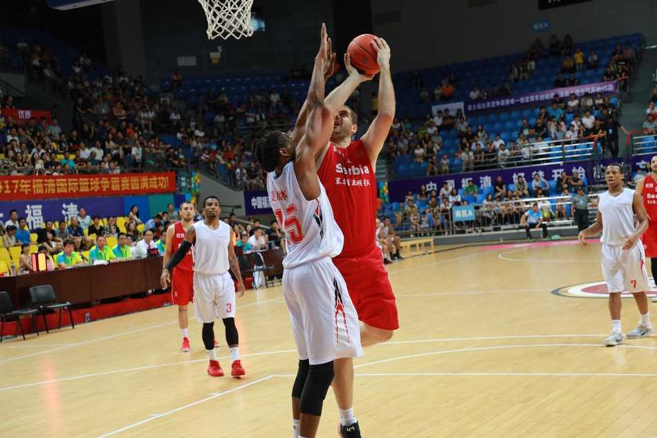 赛后美国明星联队的球员们激动地拥抱在一起，这场来之不易的险胜让他们尽情释放着内心的喜悦与激情