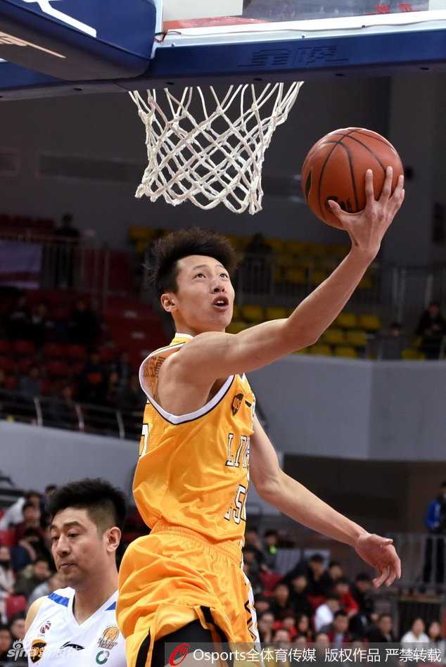 天津队核心杰特在福特森的严防死守下，依然强行突破，肌肉的碰撞中他将球高高抛起，奋力一搏。