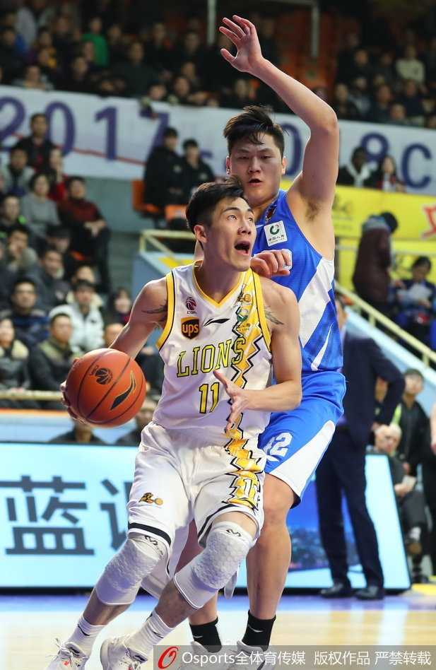 广厦后卫福特森强行突破，在空中与青岛防守球员发生身体对抗后，用柔和的手感抛射打板命中。