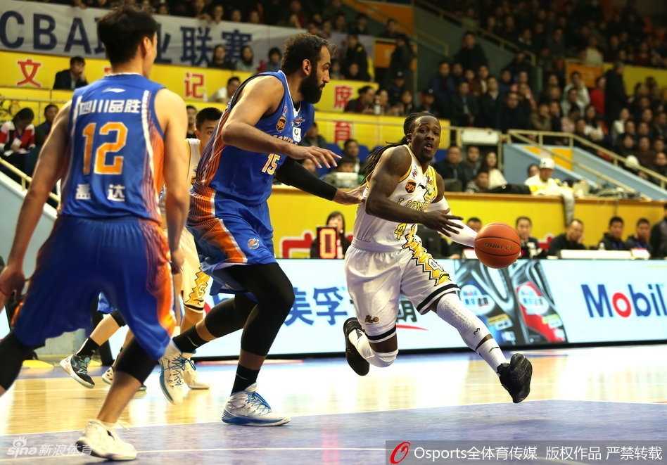 广厦小外援福特森在四川队内线群中如精灵般穿梭，以一记漂亮的抛射撕裂防线，瞬间点燃主场激情