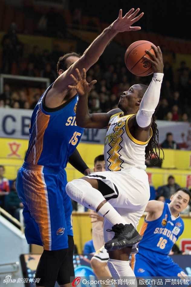 广厦主帅李春江在场边激情指挥，眼神中透露出对胜利的渴望与运筹帷幄的自信，球队已显强队风范