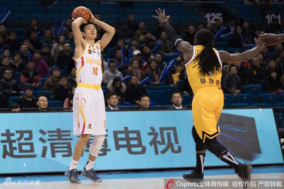 广厦队的快攻旋风席卷全场，刘铮如一道白色闪电疾速前插，接福特森妙传轻松上篮，同曦队员只能望尘莫及。