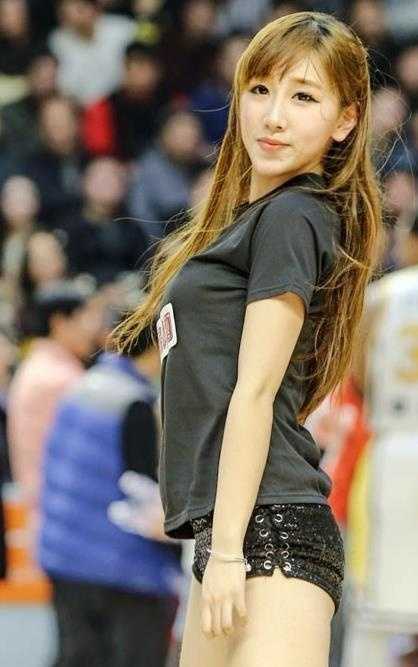 日常私照中的她气质恬静，与赛场上的热情形成反差萌，但眼神中始终有对篮球的热爱