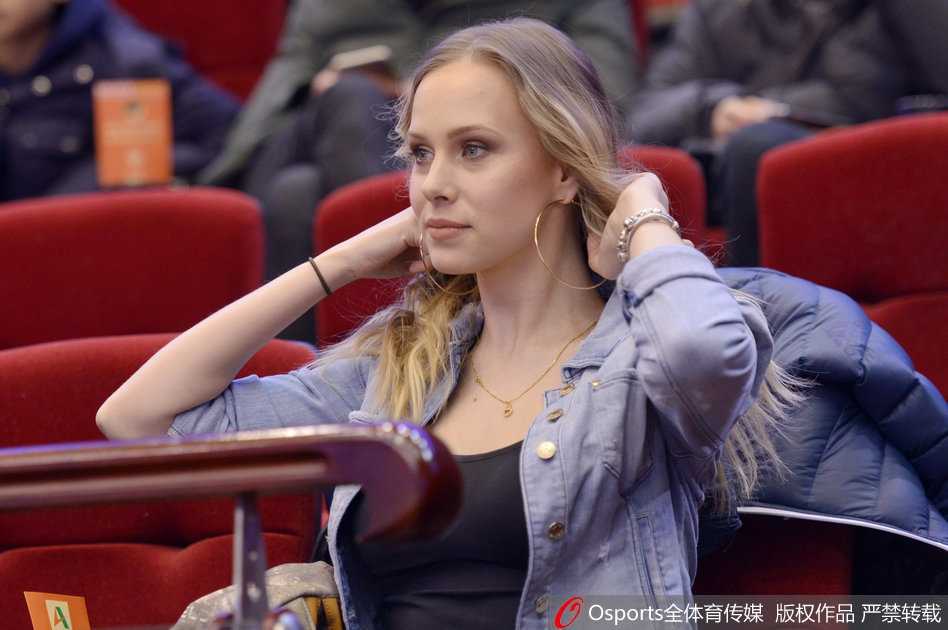 立陶宛冬日的暖阳:莫泰娇妻手执福字,笑靥如花映照齐鲁之心 她将福字轻轻举过肩头,那抹中国红与她金色的秀发在光影中交织成画,笑容明媚而灿烂,仿佛此刻她手中握着的不仅是一张福字,更是对全家人在中国生活美满的殷切祈福。