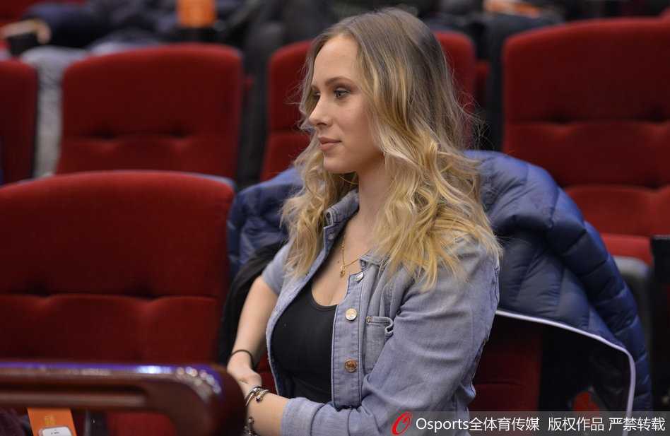 立陶宛冬日的暖阳:莫泰娇妻手执福字,笑靥如花映照齐鲁之心 喧嚣的看台一角因她而静谧,手中的福字与她身上散发的柔和气息融为一体,那抹笑意里既有为人妻的温婉,也有一丝少女般的俏皮,宛如童话中走出的冰雪女王。