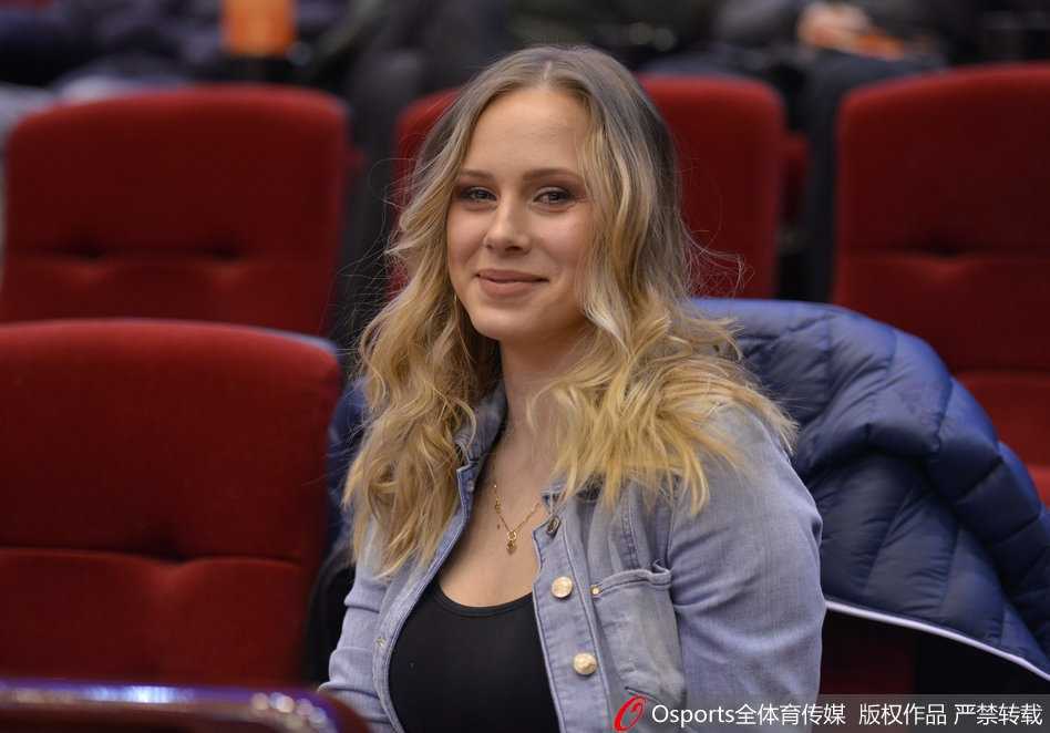 立陶宛冬日的暖阳:莫泰娇妻手执福字,笑靥如花映照齐鲁之心 当丈夫在场上奋力拼杀时,她安静地坐在家属区,双手轻握福字置于膝上,目光越过人群深情地望向场内,嘴角那一抹弧度里,藏着只有枕边人才懂的鼓励与柔情。