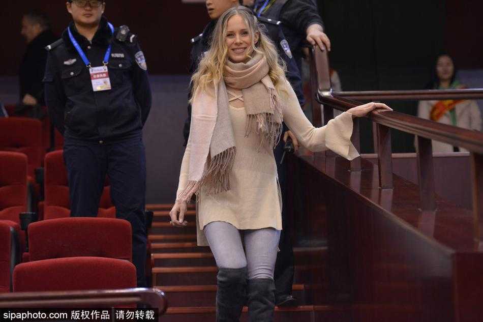 在济南夜晚的璀璨灯光下，莫泰尤纳斯那位金发及肩的美丽女友端坐于看台，嘴角挂着甜蜜的微笑，仿佛是将整座球馆的钢铁意志都融化成了绕指柔。