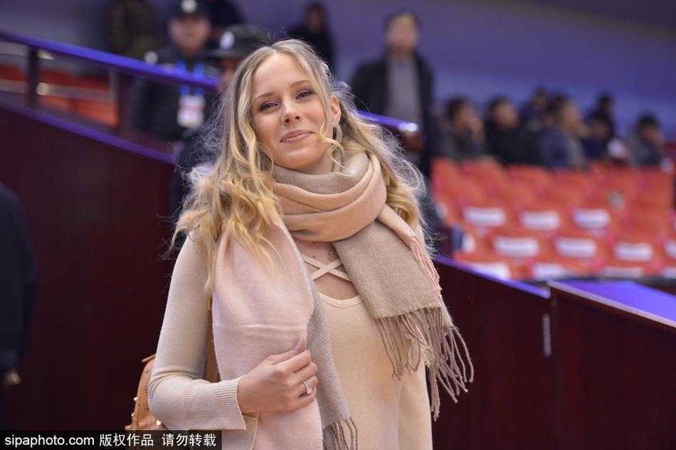 比赛尘埃落定，莫泰高举手臂指向看台，顺着他手指的方向，女友起身鼓掌回应，两人脸上洋溢着胜利的喜悦，这一刻，篮球不仅连接了篮筐与地面，更连接了两颗炽热的心。